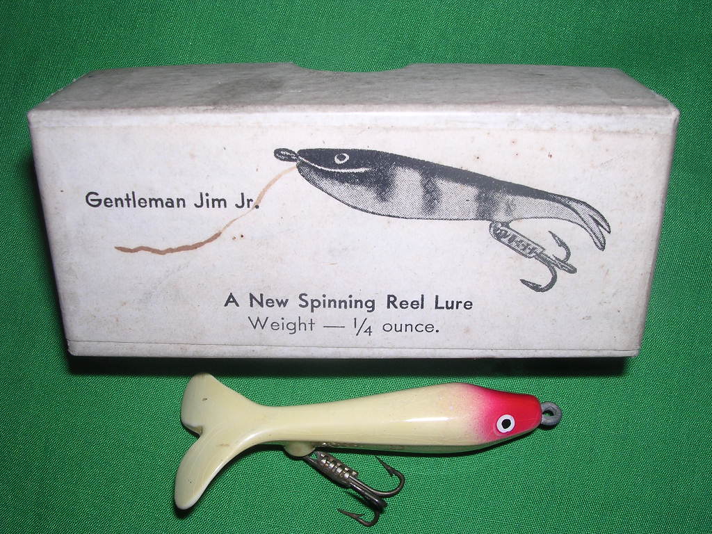 Vintage PFLUEGER WIZARD Wood Fishing Lure Tackle Bait Natural Perch Finish  1930's Outdoors Fisherman Rustic Cabin4700 Series Pressed Eyes 