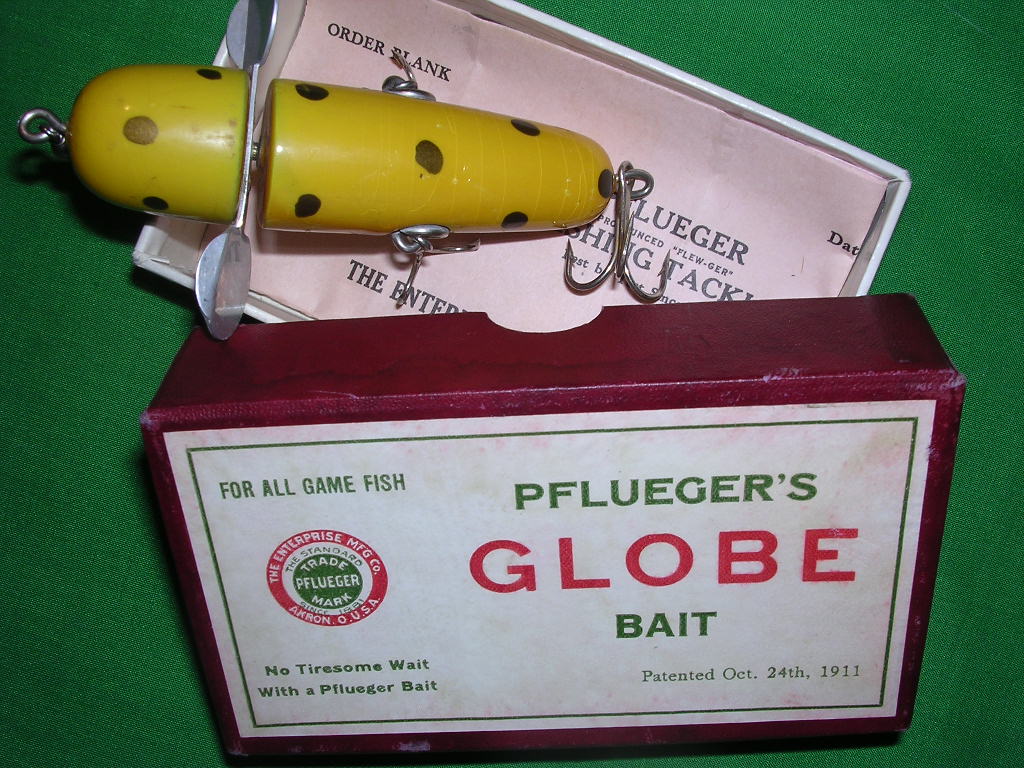 Vintage Pflueger Globe Wooden Lure with Bulldog Trademark, Used